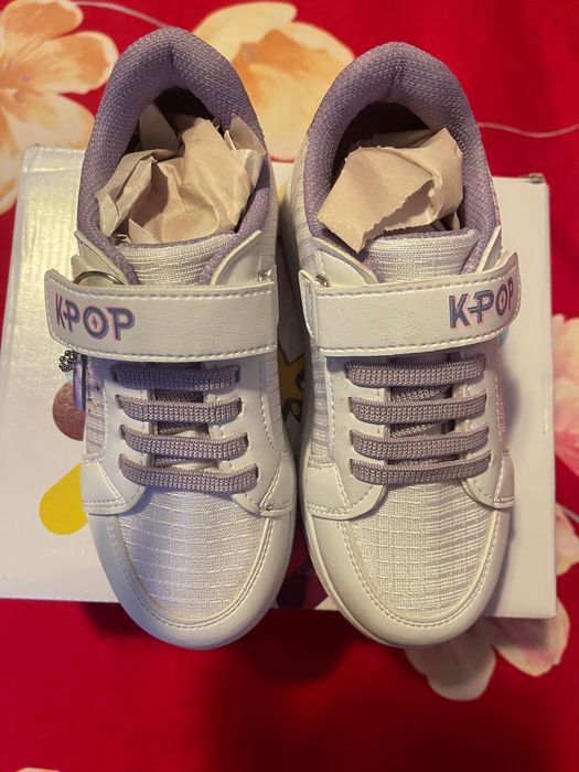 Adidasi K-pop fetita