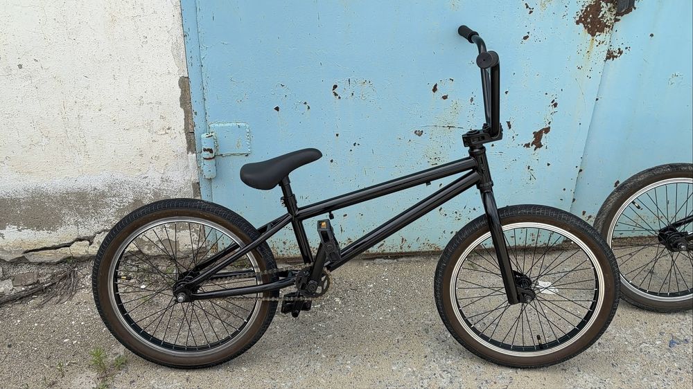 Велосипед BMX в хорошем состоянии