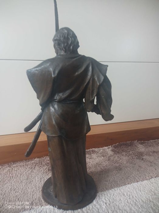 Продавам статуя на самурай бронз.