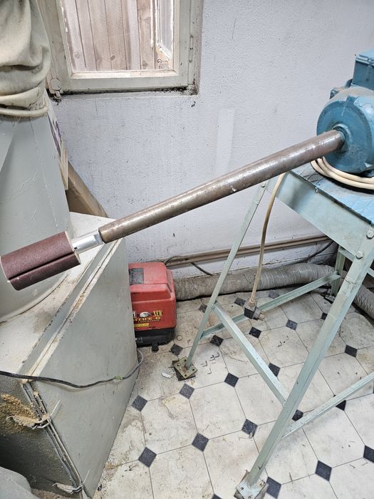 polizor cu ax lung pe stativ