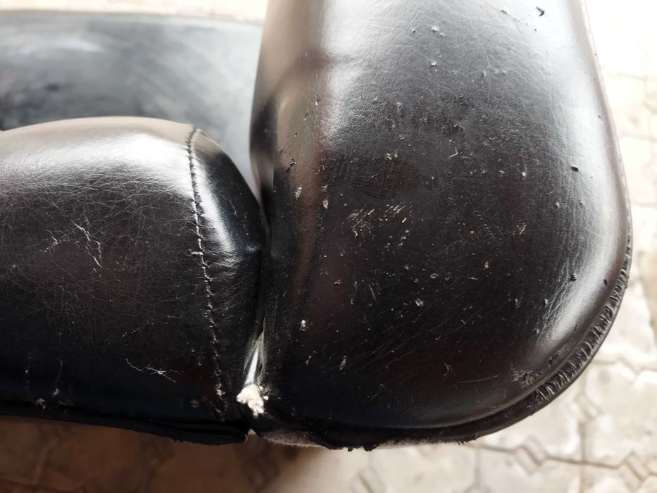 Диван честер, состояние среднее.