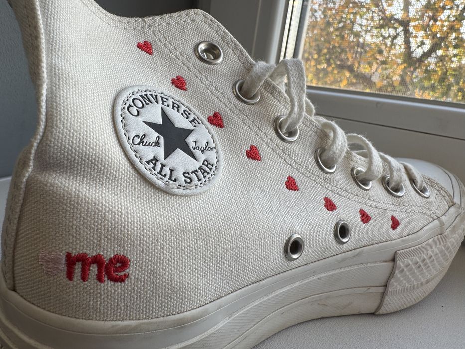 Converse cu inimioare