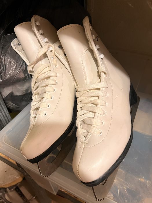 Продам женские коньки