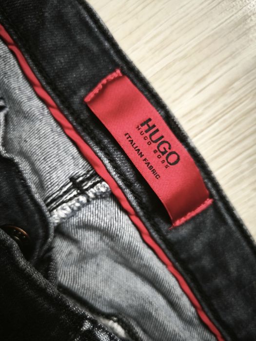 Дънки:HUGO BOSS с червени акценти.