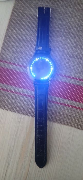 Сенсорные  часы привозные