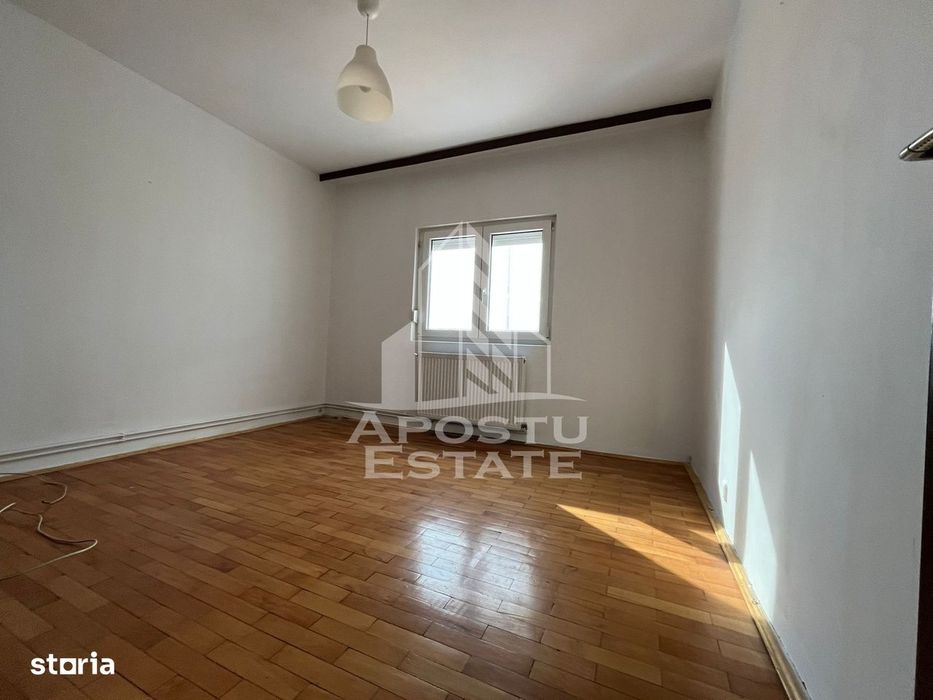 Apartament cu 3 camere, 2 bai, decomandat, centrala proprie, Sagulu — fotografia 1