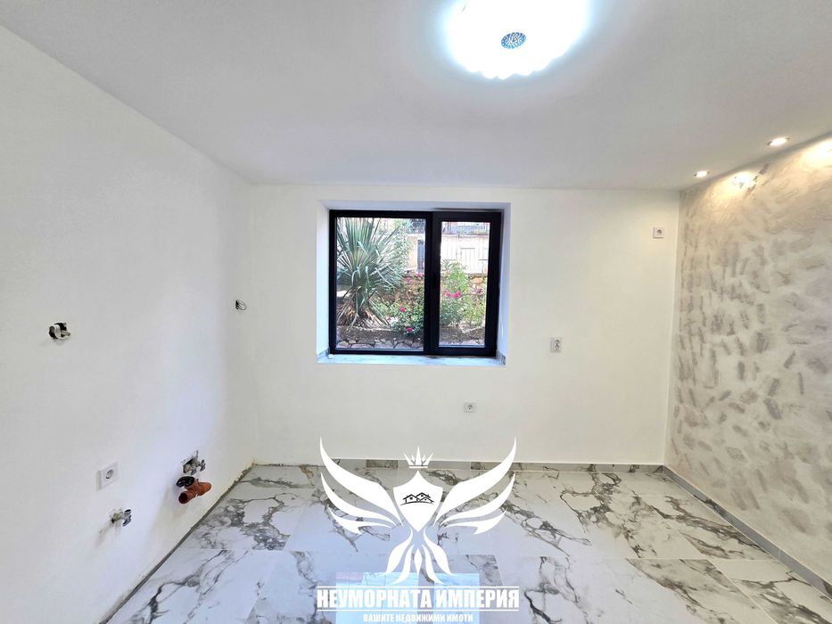 Продавам двустаен апартамент с площ от 40кв.м. на партер с гараж 20кв.м. в град Асеновград квартал Изток