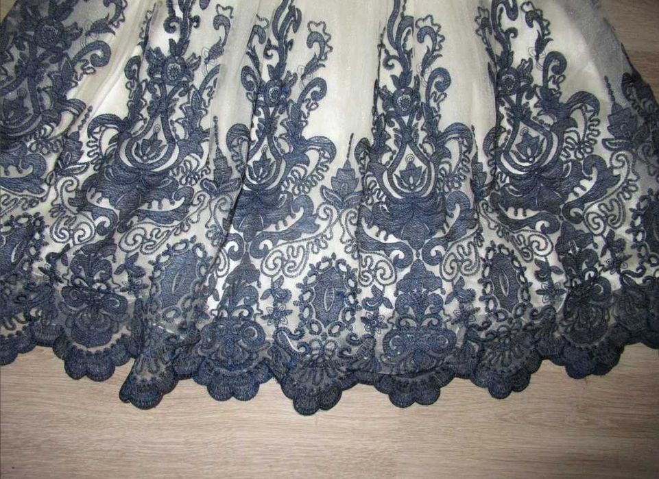 Елегантна официална рокля с бродирана дантела