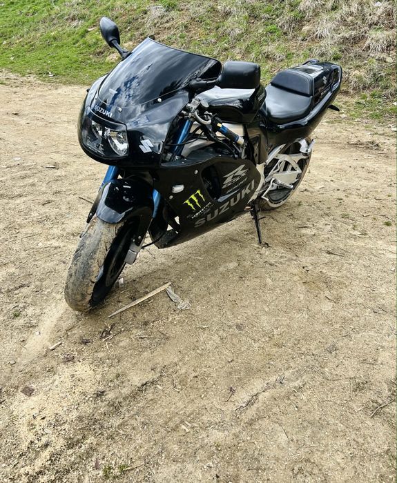Suzuki gsxr 1000 vand sau schimb cu enduro sau cros motocicleta este impecabila este putin murdara findca eu stau la munte