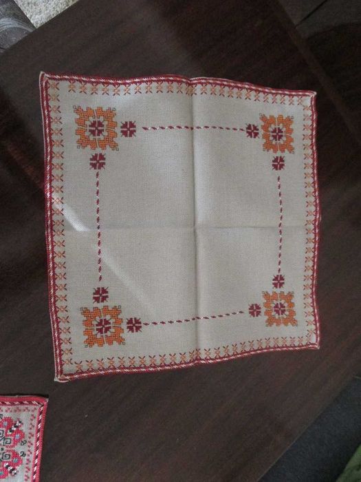 Бродирани ръчно карета