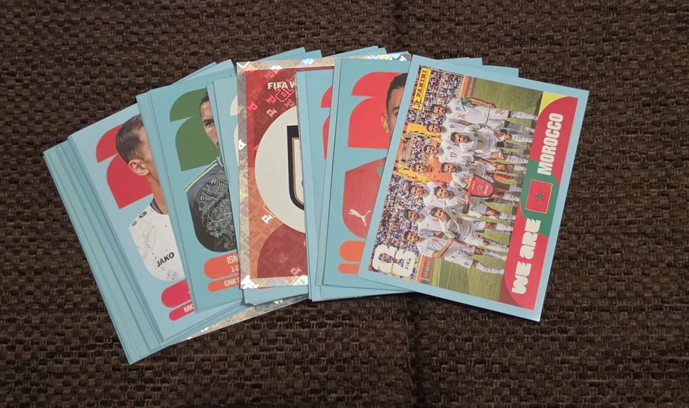 Vând stickere Panini 2026