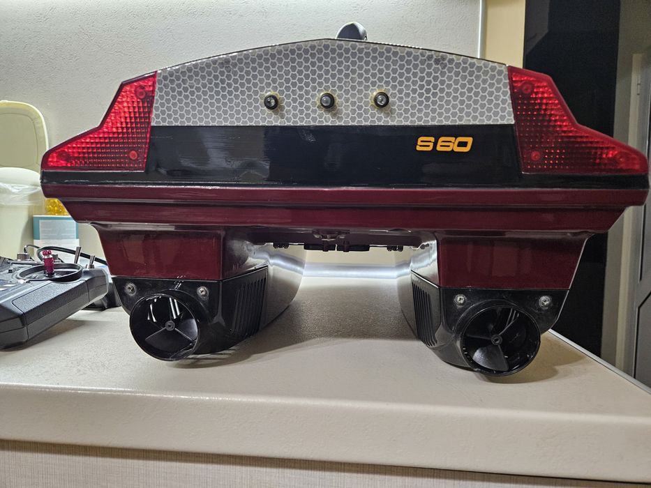 Лодка за захранка Scarp