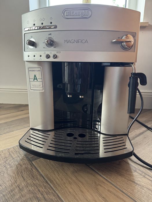 Espressor automat DeLonghi Magnifica ESAM3200.S – aproape nefolosit