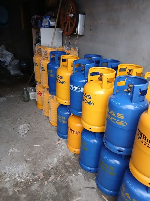 Vind  butelii  noi si mai puțin uzate.