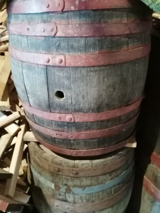 Vând cazi și butoaie, în stare buna