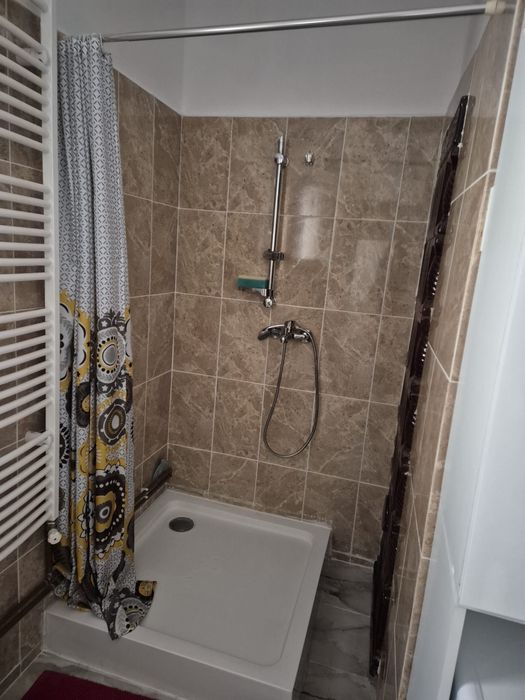 Vand s au schimb cu apartament .