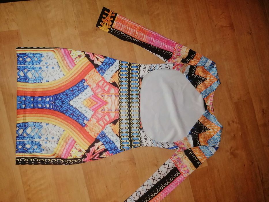 Къса рокля с гол гръб