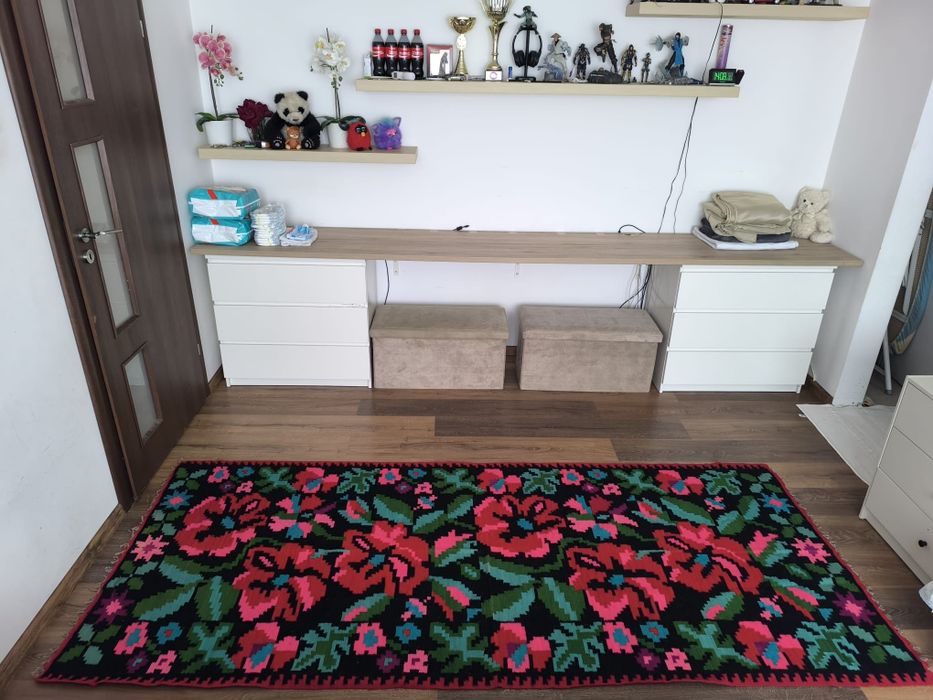 Covor tradițional românesc țesut manual model floral cu trandafiri.