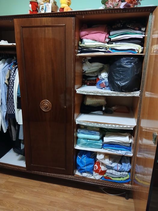 Dulap din lemn masiv vintage, fotoliu si dulap de bucatarie inclus