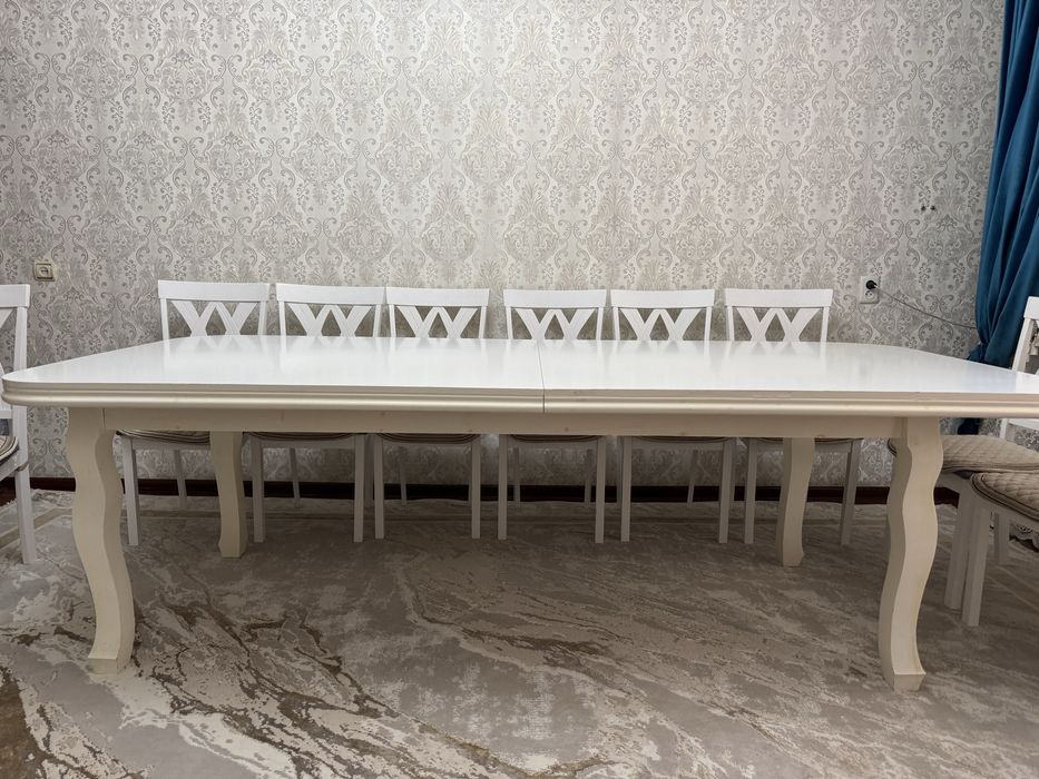 Белый стол в идеальном состоянии