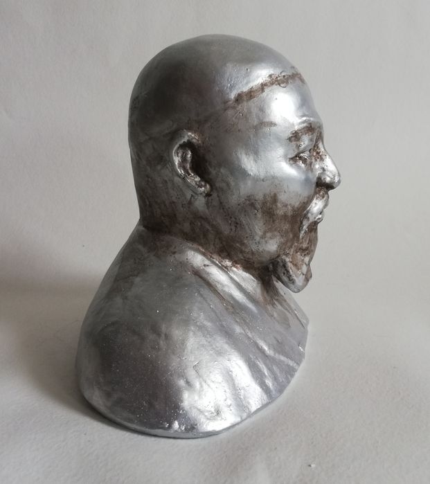 Бюст Абая. Из гипса.