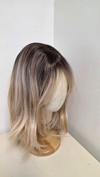 Perucă HAIRCUBE blond ombre cu rădăcini închise, bob în straturi, sintetică