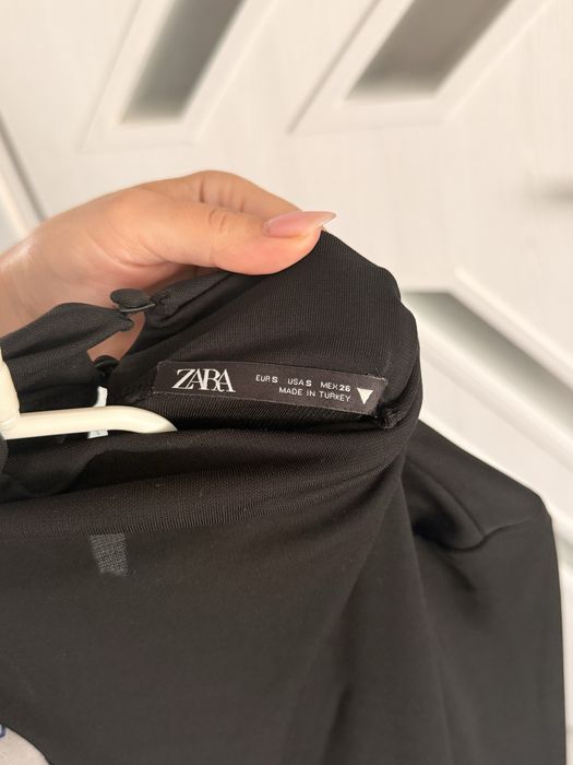 Черна рокля ZARA.