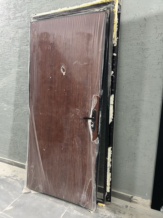 Продам дверь от застройщика
