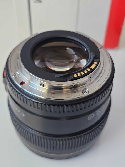 Canon EF 85mm f/1.8 USM пълен комплект