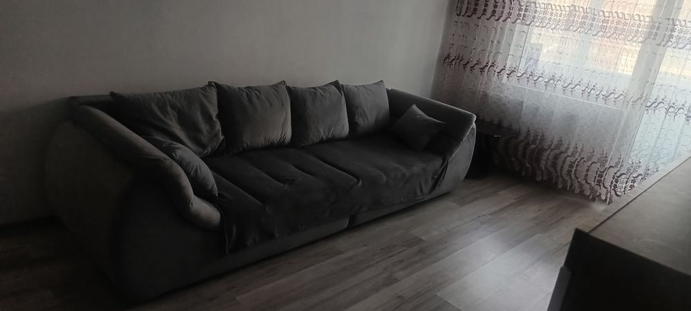 Închiriez apartament 4 camere.