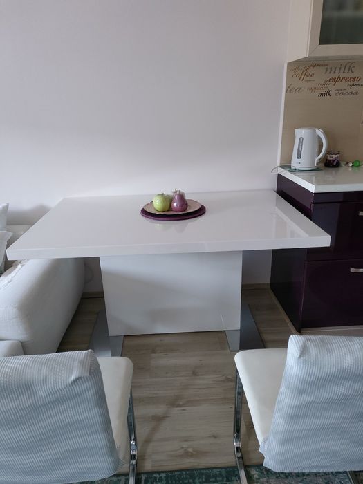 Трапезна маса бял гланц