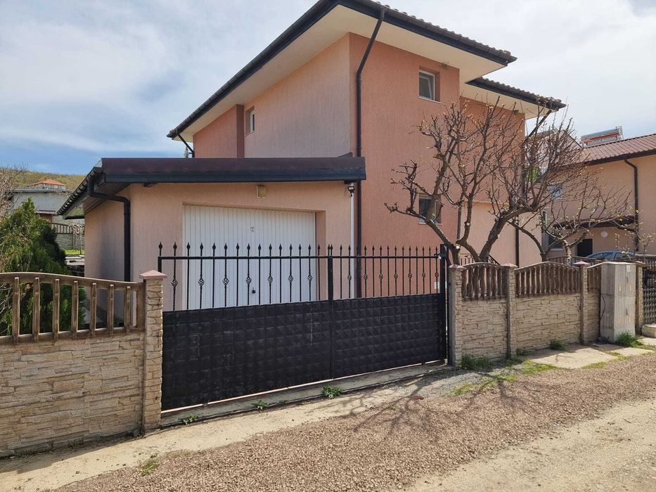 Прекрасна двуетажна къща в с. Кошарица, обл. Бургас