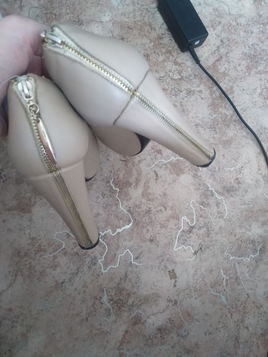 продам бежевые туфли