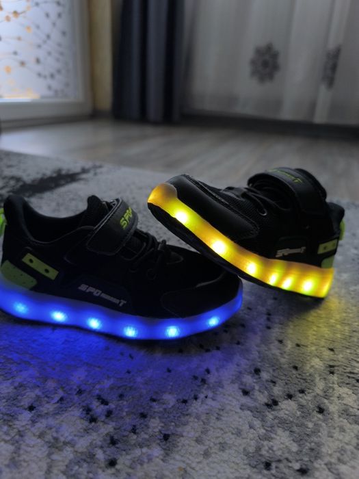 Adidași cu luminițe