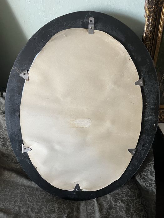 Огледало в овална дървена рамка