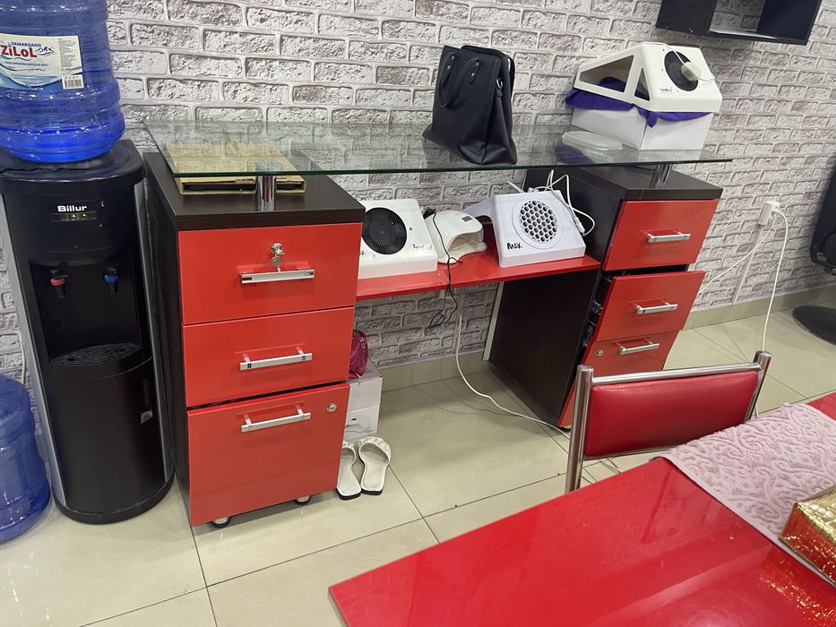 Продается комплект стол стулья и тумба акрыл