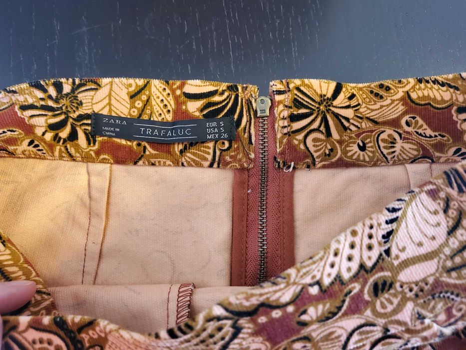 FUSTA din material raiat, cu BUZUNARE, scurta, masura S, ZARA TRAFALUC