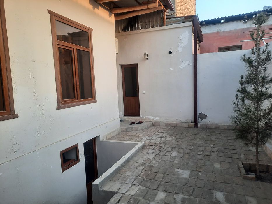 Арк кургони олдида ховли сотилади