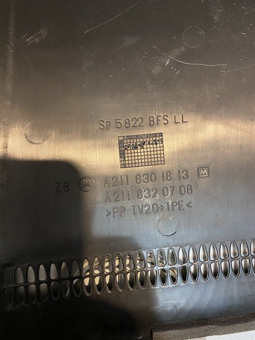 Капак кора над филтърната кутия в двигателния отсек на Мерцедес W211