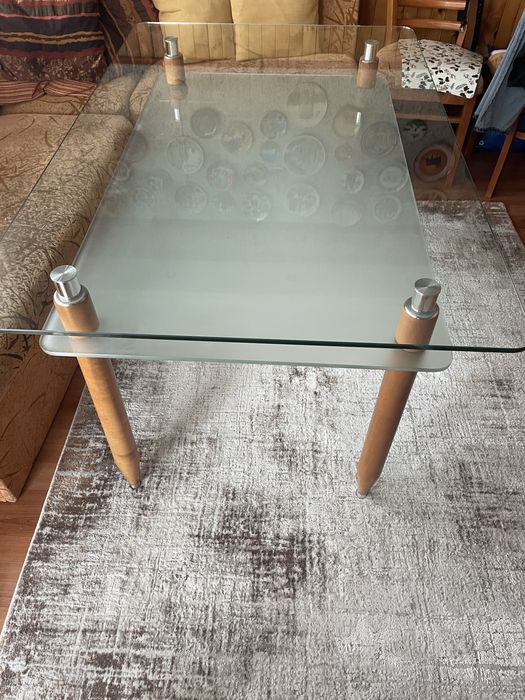 Стъклена трапезна маса