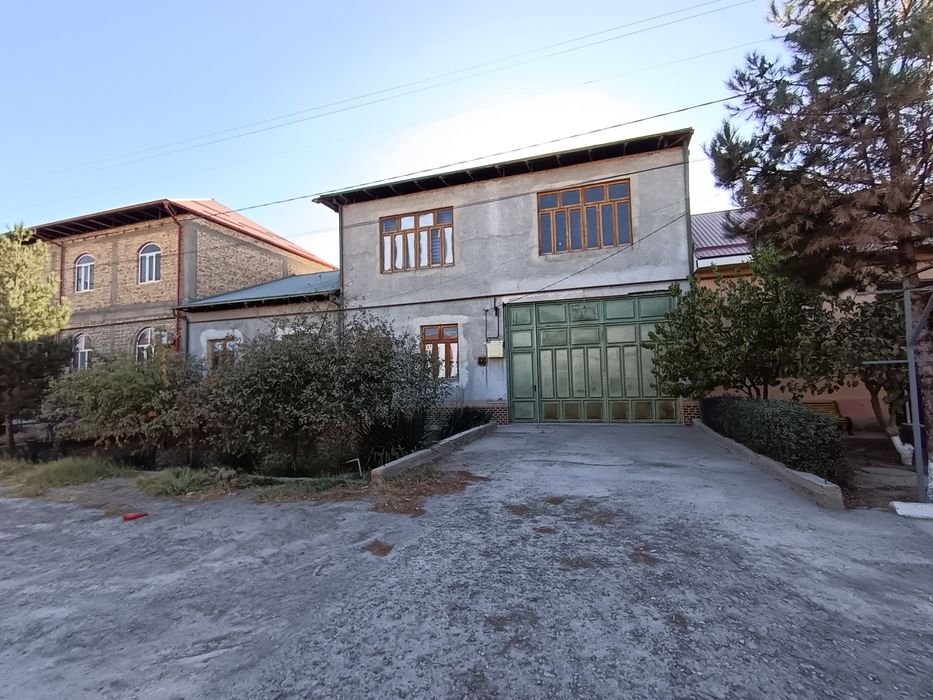 Navoiy sh  Guliston 3 da 6 sotix 2 etajli 8 xonadan iborat hovli sotil