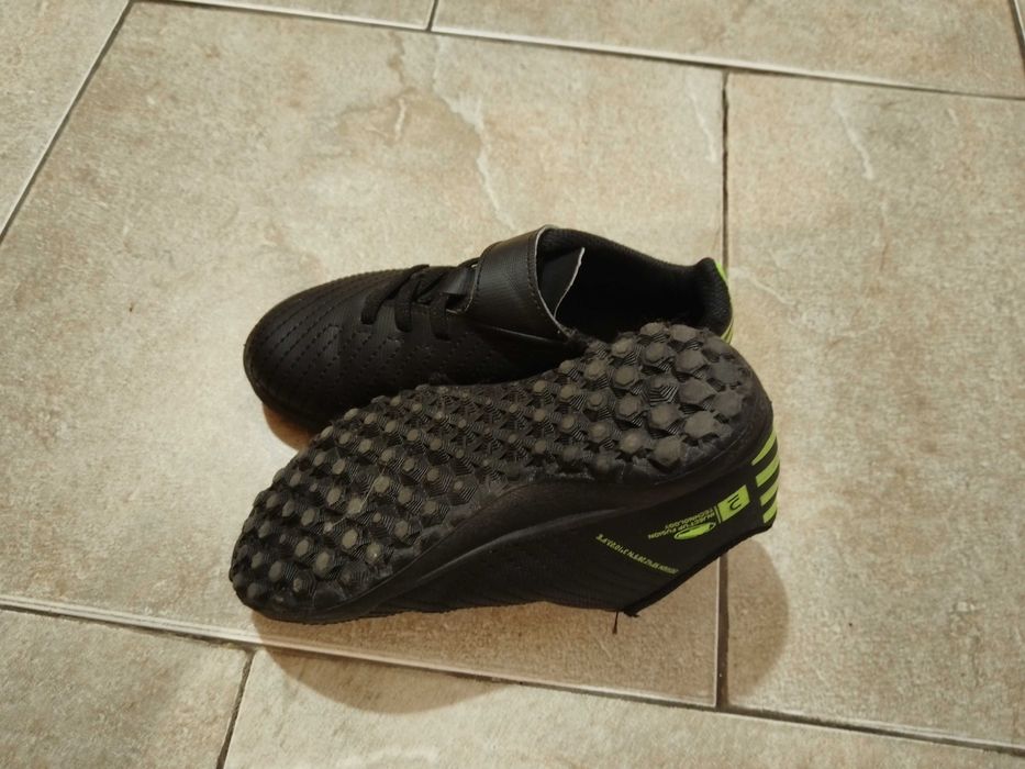 Детски футболни обувки