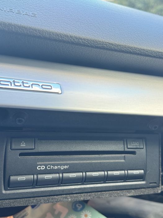 Продавам оригинален Audi CD Changer за 6 диска – A4 B6/B7