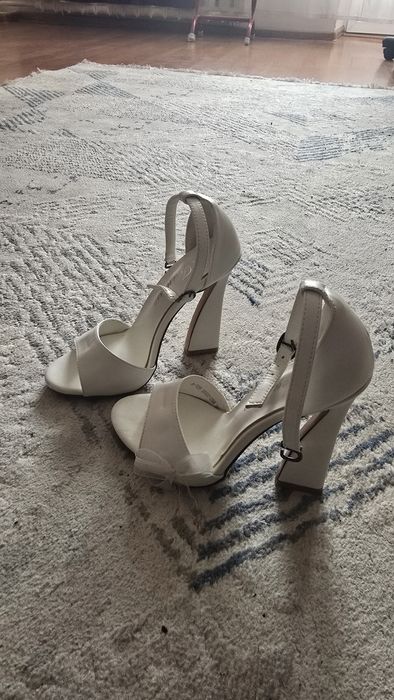 Продам новые босоножки..