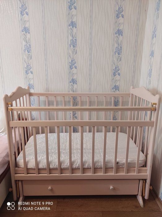 Детская кроватка с маятником