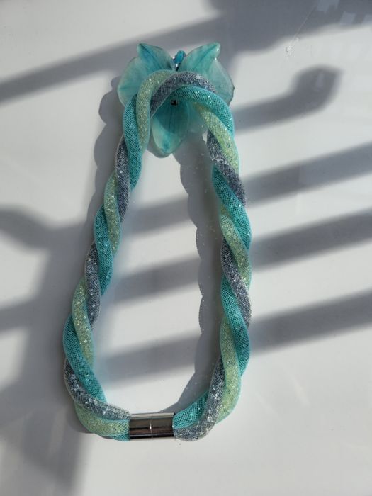 Колие с естествен цвят на орхидея в сини нюанси.