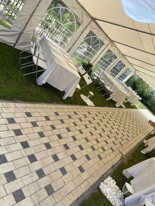 Cort Evenimente de inchiriat cu Mese rotunde si  Scaune Chiavarri