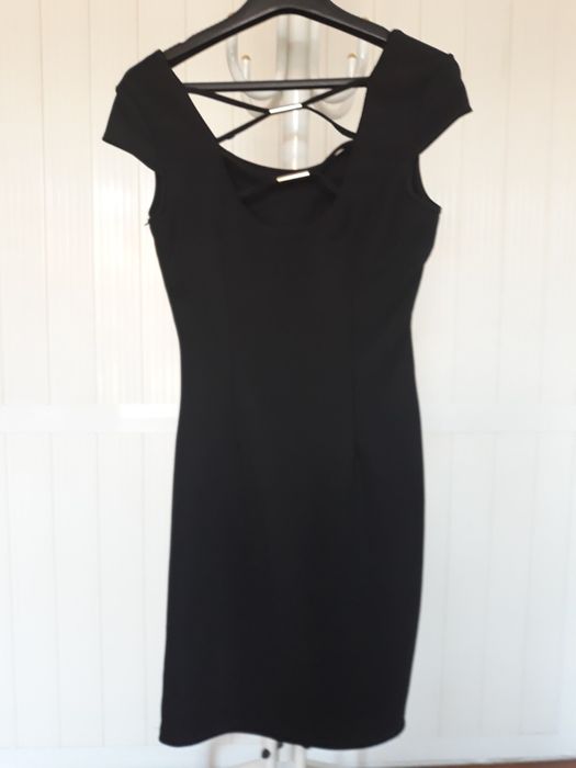 Къса черна рокля с ефектен гръб