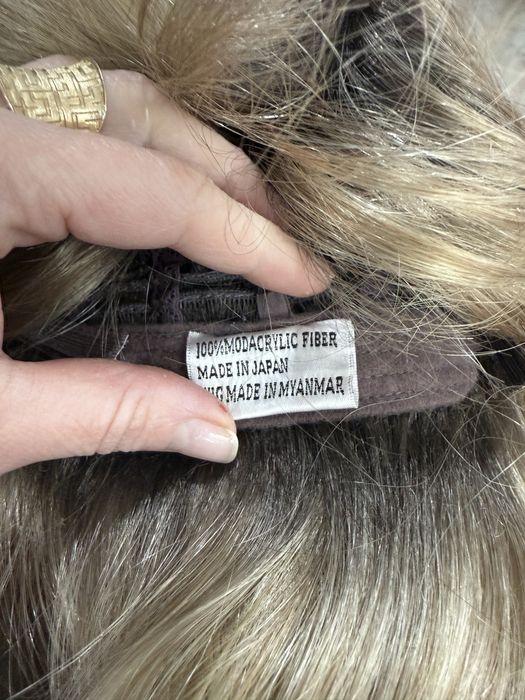 Peruca lungime medie,in stare f buna.