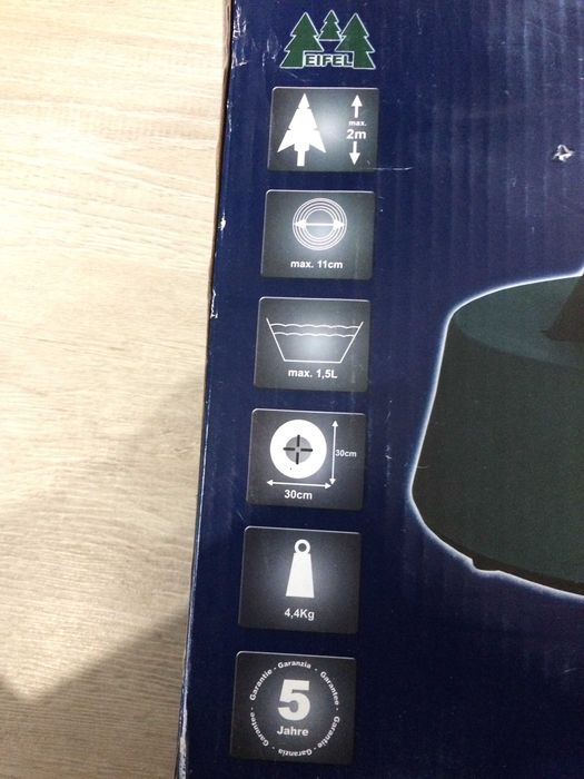 Чисто нова стойка за елха с резервоар за вода.